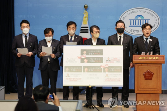 더불어민주당 검찰독재야당탄압대책위원회 소속 의원들이 8일 오전 국회 소통관에서 기자회견을 열고 편파수사 의혹을 주장하며 대장동 수사에서 '박영수 사단'이 손을 뗄 것을 촉구하고 있다.<연합뉴스>